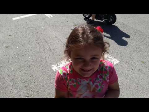 Ergin Miratoca me Pocket Bike tuj shetit