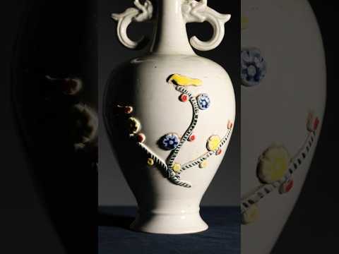 북송 정요 관 첩화 화조문 쌍이병 (北宋定窑“官”款贴花花鸟纹) 双耳瓶A White Porcelain Vase with Appliqué Flower-and-Bird Design...