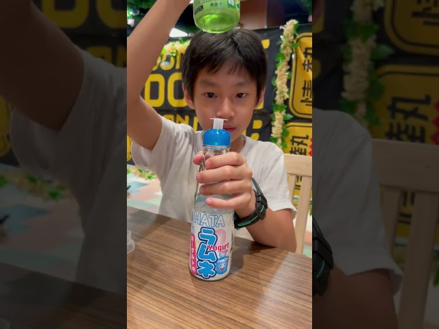 Vídeo relacionado con Hatakosen Ramune Soda - Sabor a Sandía Salada 200ml
