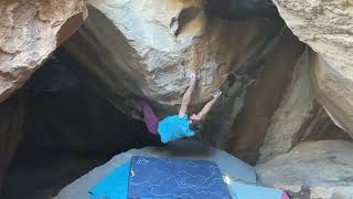 Video thumbnail of Backwards Facing Head, V10. Hueco Tanks