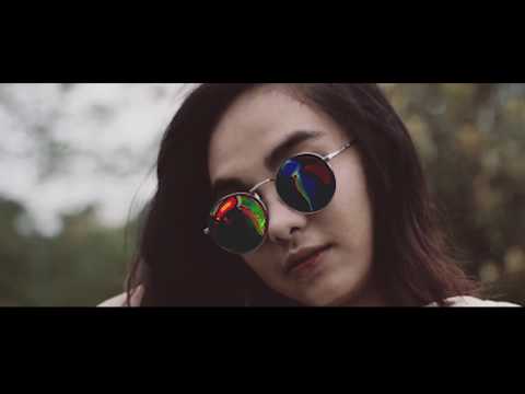 NOVAKANE - SNEAKERS AND JEANS