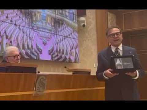 Angelo Tumminelli ritira la targa di PULCINELLAMENTE al Senato della Repubblica.