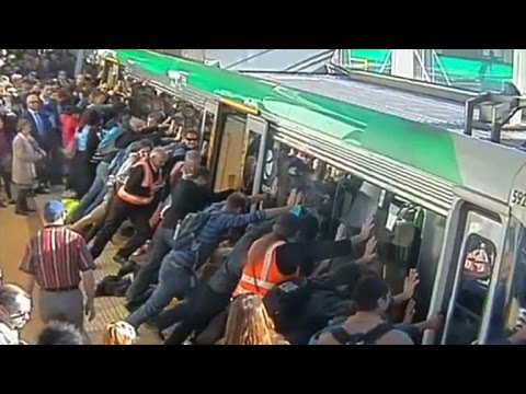 Eingeklemmt am Bahnsteig: Rettung mit vereinten Kräften