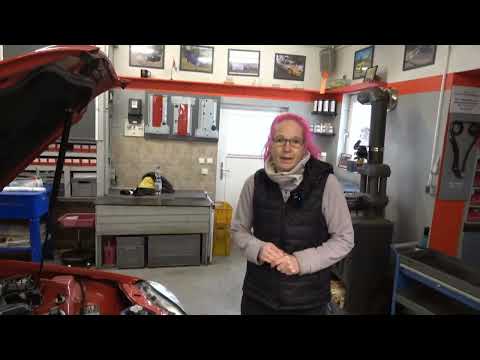 Mercedes SLK R170 with 37,000 km in excellent condition. Make sure it has a battery catch tank in...