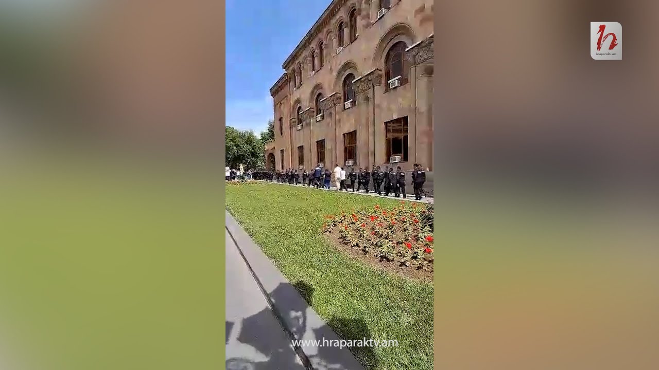 Բերետավորների շարժը կառավարության շենքի շուրջ