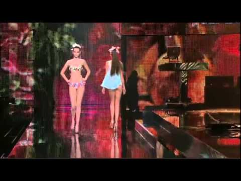 Boy George   Somebody to love me   LIVE @ Défilé Etam Lingerie 2011