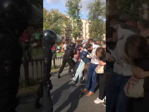 ЧУДОВИЩНЫЙ СЛУЧАЙ В БРЕСТЕ. РАСПЫЛИЛИ ГАЗ ПРОСО В СТОЯЩИХ ЛЮДЕЙ. СЛАБОНЕРВНЫМ НЕ СМОТРЕТЬ.ЭТО ПЫТКИ