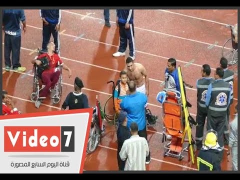 رامى ربيعة يقبل رأس أحد ذوى الاحتياجات الخاصة ويلتقط صور معهم