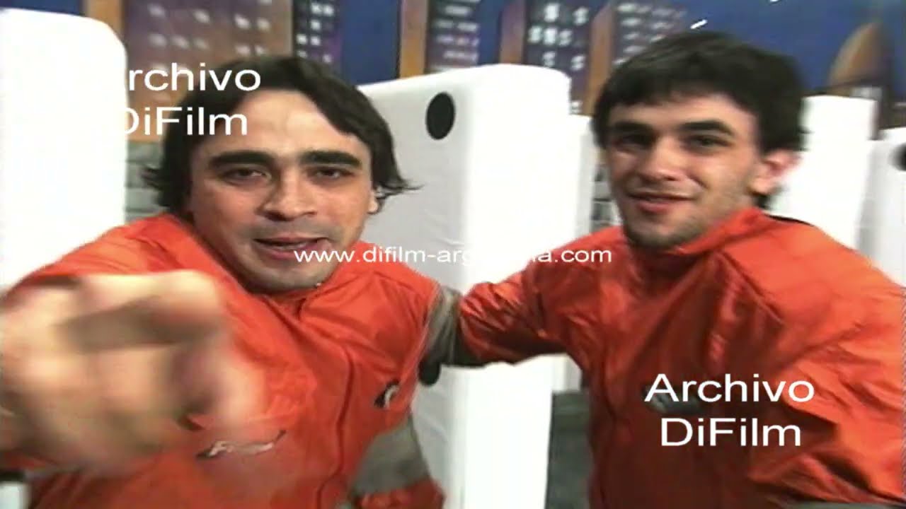 Programa Fugitivos participantes tratando de cruzar bloques de domino 2001