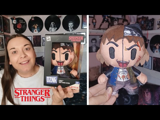 Vídeo relacionado con Barrado - Peluche Eddie Munson Sentado - 22cm - Stranger Things - 16002683