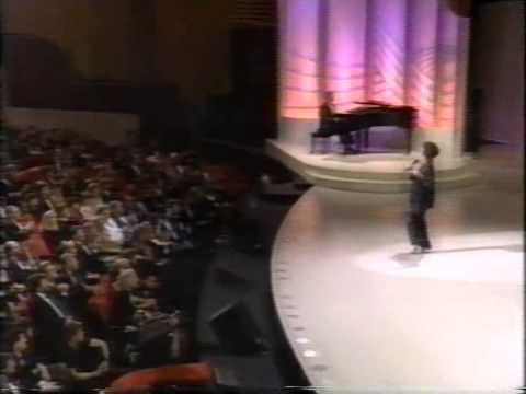 Liza Minnelli sings the Ultimate version of New York, New York