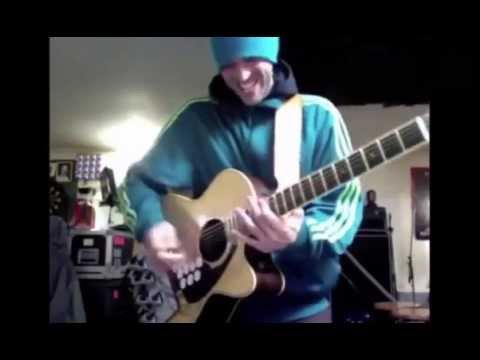 C&acirc;ntă la chitară și la tobe, &icirc;n același timp! Uite cum este posibil așa ceva! (VIDEO)