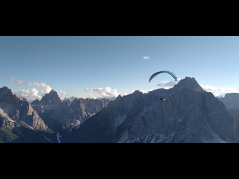 Gleitschirmflug über die drei Zinnen in den Dolomiten