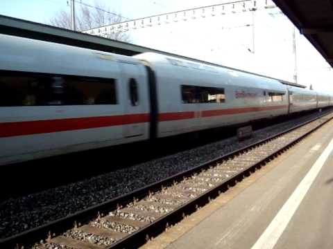 ICE aus richtung Thun nach richtung Bern braust durch Bahnhof Münsingen