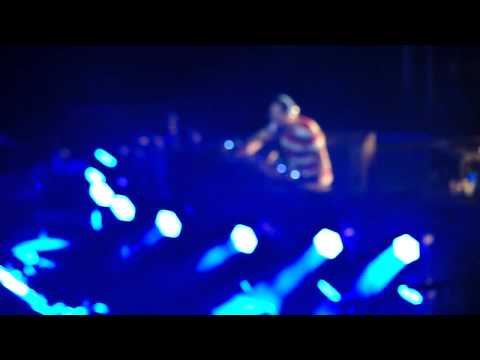 Wonderwall - Oasis vs. Eric Prydz - Tiesto spinning Ken Loi Remix - College Invasion Tour