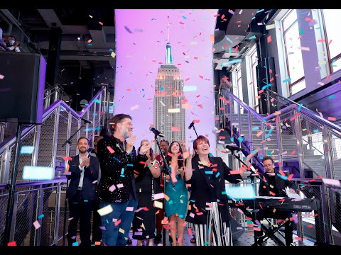 Lorna Luft and Rufus Wainwright Perform "Over the Rainbow" at the Empire State Building