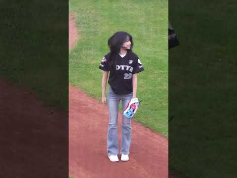 JOYURI PLAY BASEBALL CLIP #joyuri #baseball #squidgame #squidgame2 #viralshorts #blowthisaccountup