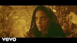 Kadr z teledysku Mala mujer tekst piosenki C. Tangana