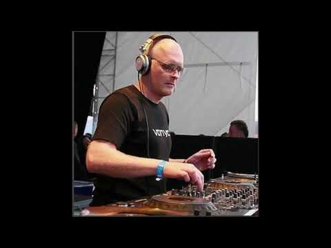 Tillmann Uhrmacher @ Sputnik Intensivstation 2004 turntable days 31 05 2004