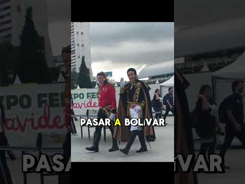 Bolívar y Antonio Briceño "El Diablo de Trujillo" paseando por la Plaza de la Juventud.