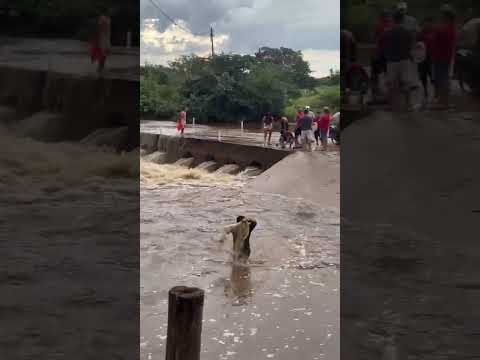 Enchente do Rio Jatobá em Marruás, Pires Ferreira #Ceará neste 16/4/26; muita água pro açude Araras