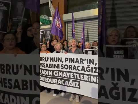 İzmir'de 10 gün içinde öldürülen 3 kadın için İzmir Barosu önünde eylem yapıldı.