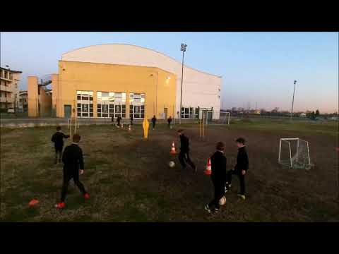 Attivazione tecnica: guida della palla con cambi di direzione e finte