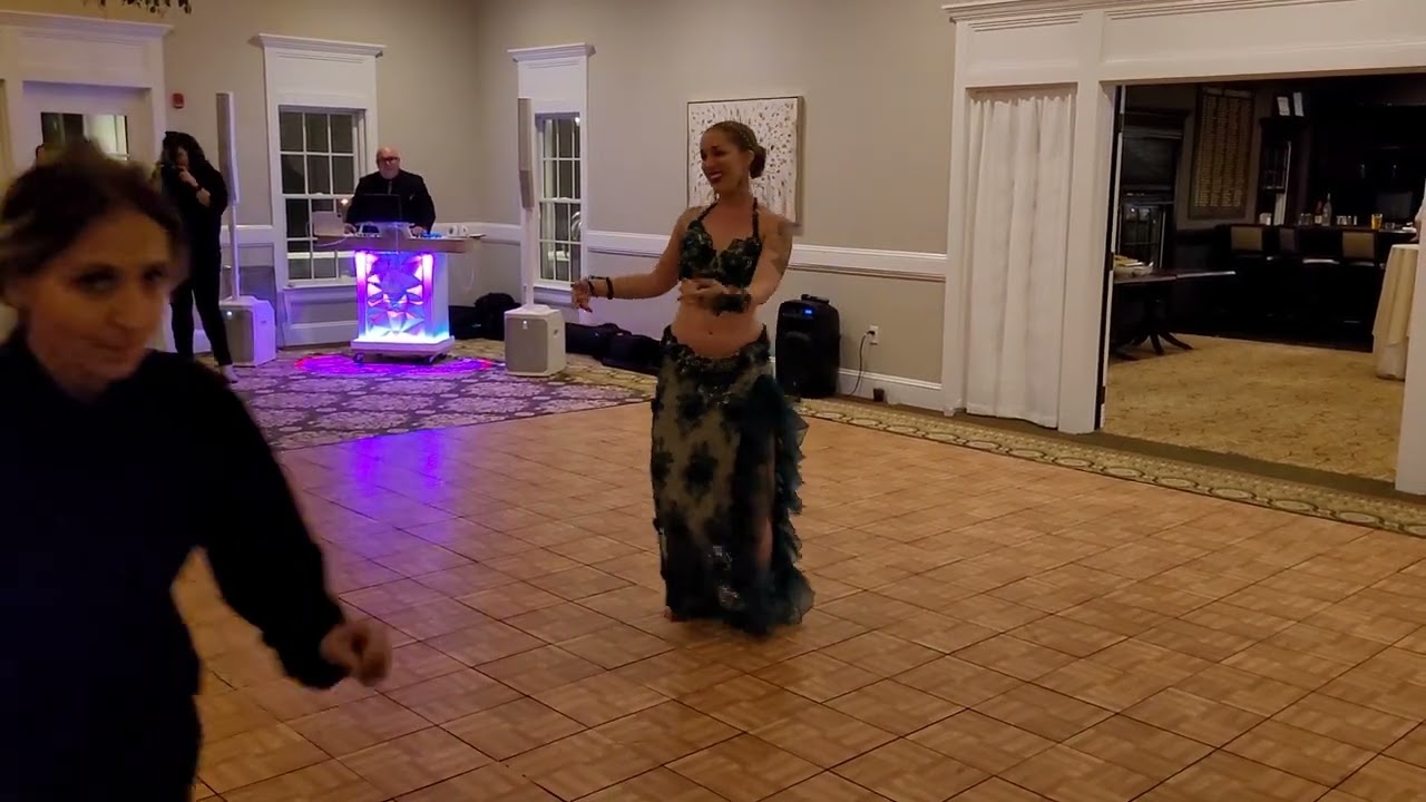 Promotional video thumbnail 2 for Dynamic belly dancer