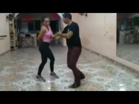 ELA NÃO LARGA DO MEU PÉ ! PAKITO DANCARINHO AO SOM DE FOFIM DO BREGA.