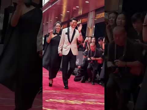 70歲#週潤發 攜妻出席品牌活動與太太牽手走紅地毯，身形消瘦老了很多，夫妻親密摟抱好甜蜜