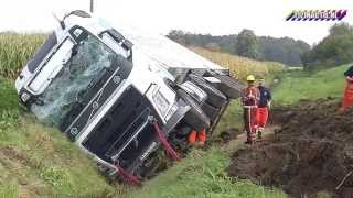 preview picture of video 'Vrachtwagen met vis in de bermsloot langs de A37'