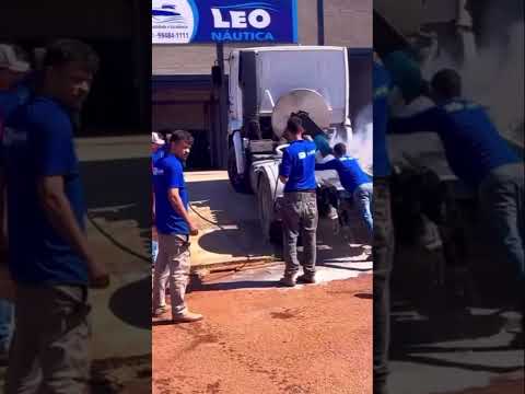 Caminhão pega fogo após pneu estourar na GO-070, entre Inhumas e Goianira