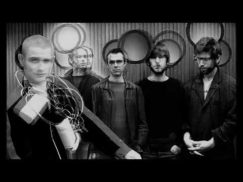 LES ONGLES NOIRS : A Quoi Pense t-elle