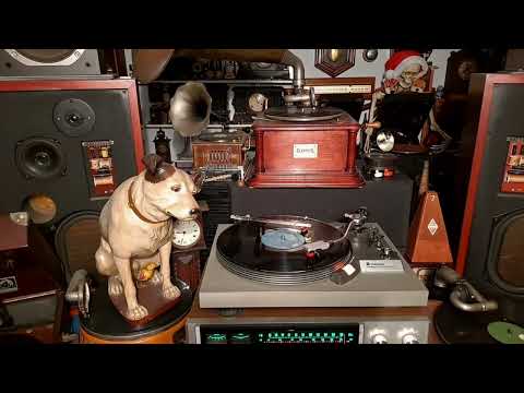 Mairzy Doats (And Dozy Doats). The Four King Sisters. Recorded in 1944. The Great Band Era.