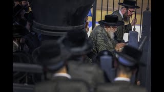 האדמו''ר מתולדות אהרון בתפילת יו''כ קטן במירון