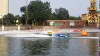 preview picture of video 'F2 powerboat crash in Dunaújváros'