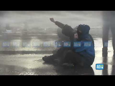 Torino, idranti in azione per disperdere il presidio davanti ad Askatasuna