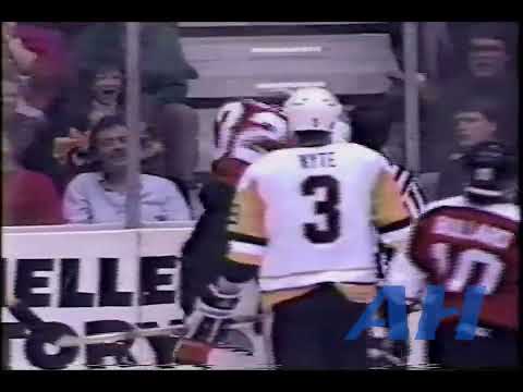 NHL Jan. 16, 1990 Gord Dineen,PIT v Murray Craven,PHI Pittsburgh Penguins Philadelphia Flyers