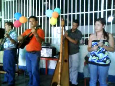 Cantando en una casa hogar en la Ciudad de Maracay