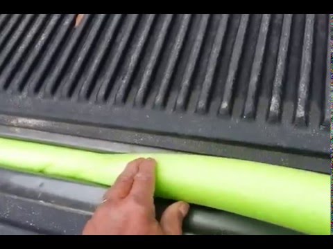 Truck tailgate gap cover