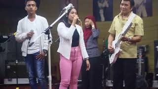 Download lagu DANGDUT AKADEMI DGN RHOMA IRAMA; Lagu Rambate Rata Hayo mp3