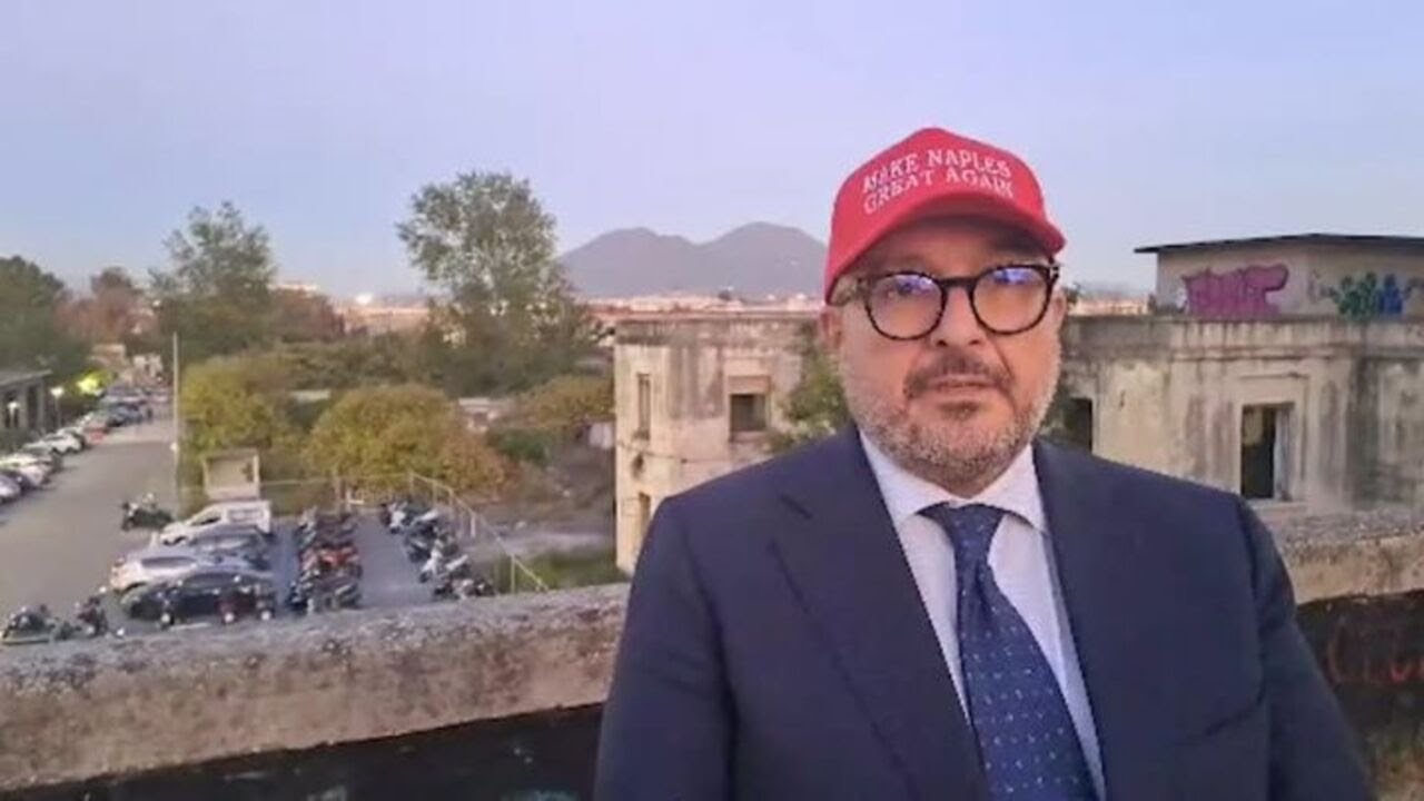 Sangiuliano sfoggia il cappellino alla Trump: "Make Naples Great Again"