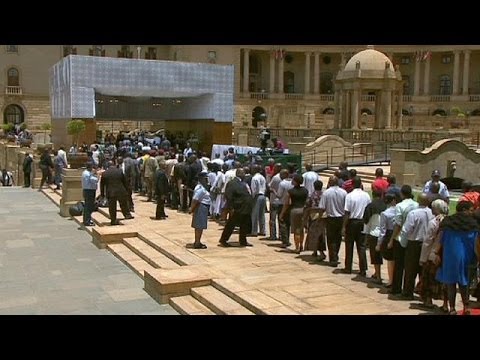 Letzte Ehre mit Wartezeit: Tausende besuchen Mandelas Aufbahrungsort