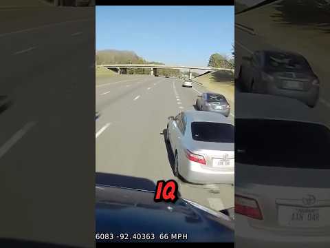Un conductor imprudente recibió su BRUTAL KARMA después de incorporarse sin mirar
