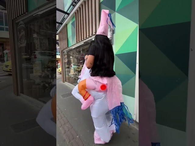 Vídeo relacionado con AOOWU Disfraz Dinosaurio Adulto Hinchable, Disfraz Hinchable Adulto con Sistema Inflable, Disfraz Halloween Hombre y Mujer para Cosplay Cumpleaños Navidad Carnaval Fiesta, Color Naranja