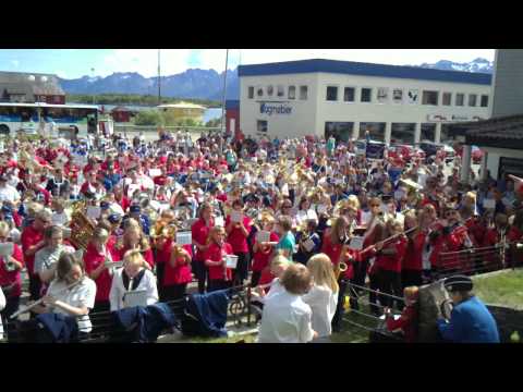 Fellesnummer Ja, vi elsker. Regionsstevne for skolekorps på Melbu