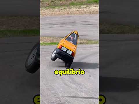 O mini carro que quase tomba em cada curva