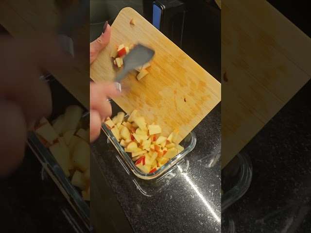 Video Teaser für Trisa Crunchy Fry Pro 10L Test – Marina zeigt die Heißluftfritteuse mit Sync-Finish