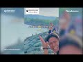 Video Viral! Warga Tetap Santai Berenang di Pantai Meski Ada Peringatan soal Bahaya Buaya