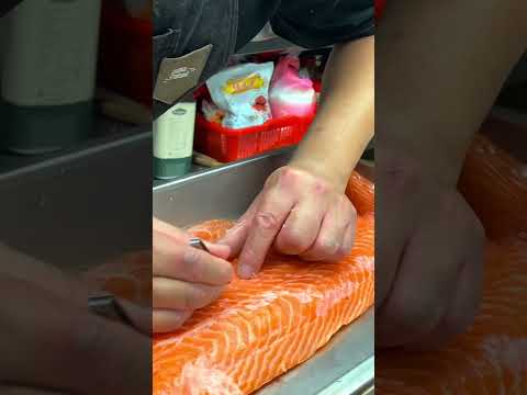 豪華生魚片丼飯-第二彈!看日料師傅俐落切魚挑刺🍣🐟🔴【普橘許願池】 YT上片啦到主頁點連結觀看😎#生魚片 #丼飯 #日式料理 #員工餐廳 #員工餐#普橘島 #全台最狂員工餐廳 #food #下午茶